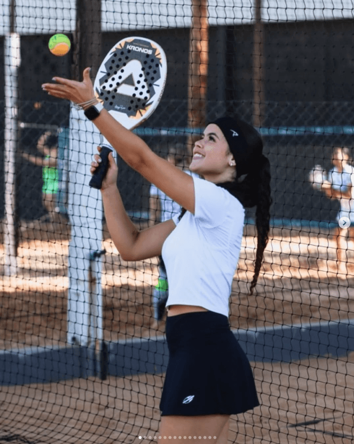 Atleta jogando beach tennis na Arena B2