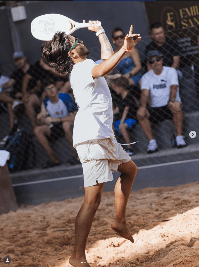 Atleta executando um smash potente na areia